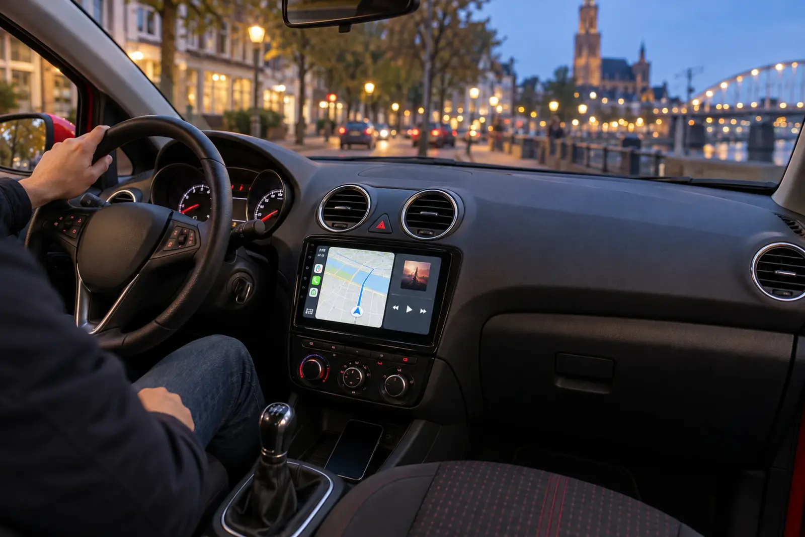 Avondrit langs de Rijnkade in Arnhem met navigatie op een ingebouwd CarPlay-scherm in het dashboard